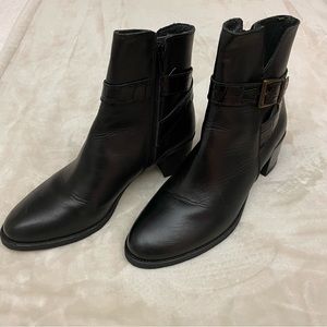 Black leather women ankle boots size 37 European.